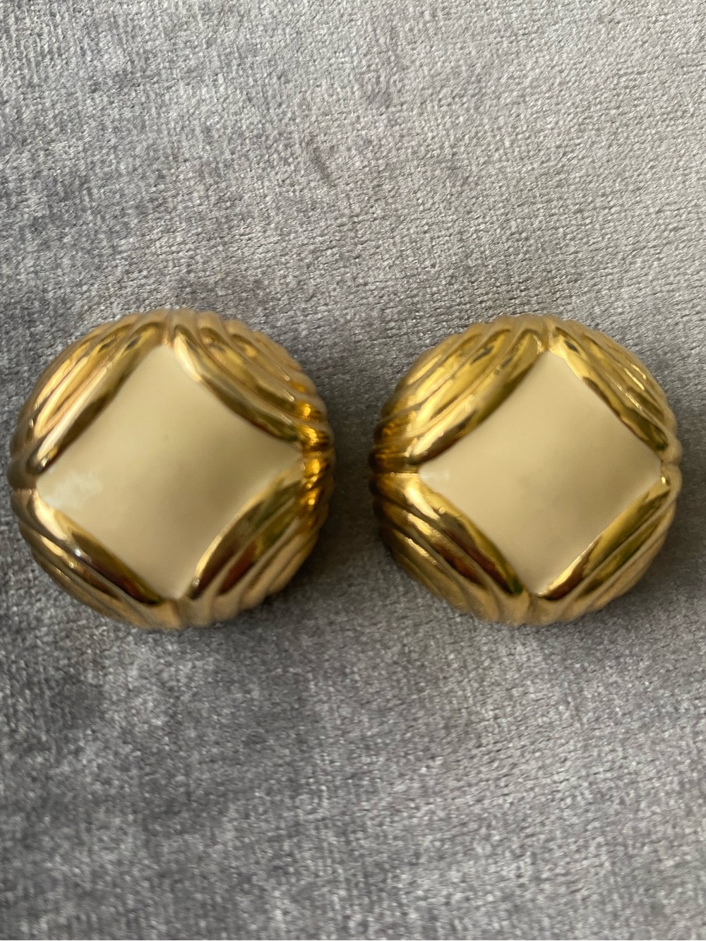 ST. JOHN CLIP ON EARRINGS